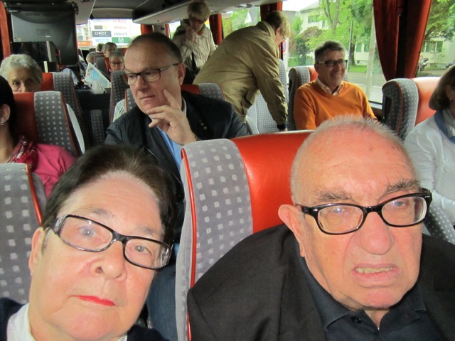 Ernst und MT Maissen im Bus
