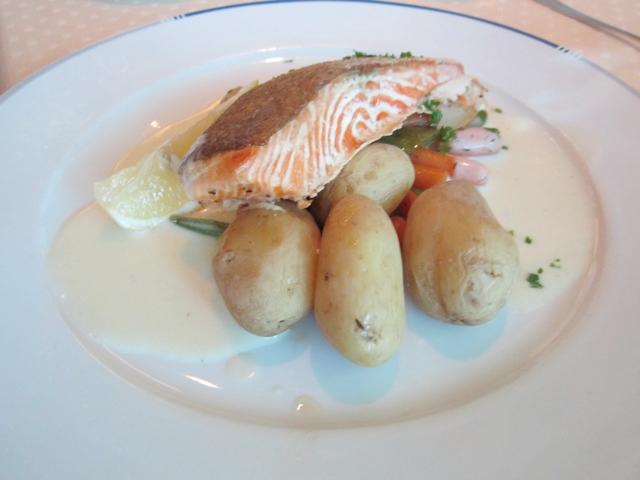 Menü mit Fisch und
                    Gemüse