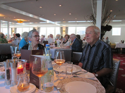 maissen-flussreise-essen-tischnachbarn