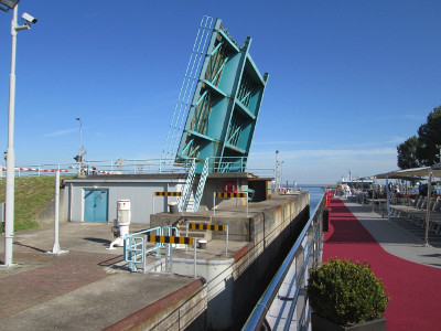 maissen-flussreise-schleuse