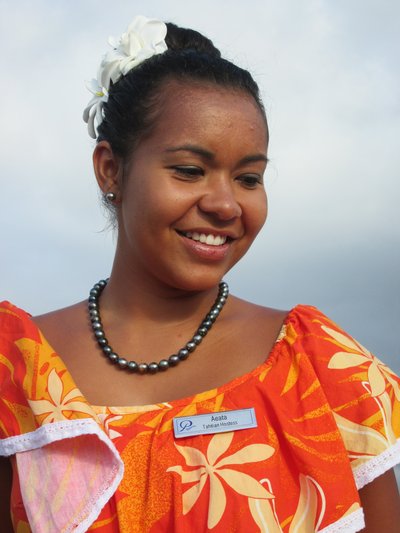 tahitian-hostess.